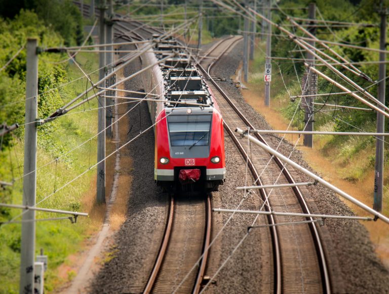 Deutsche Bahn Zug auf Schienen